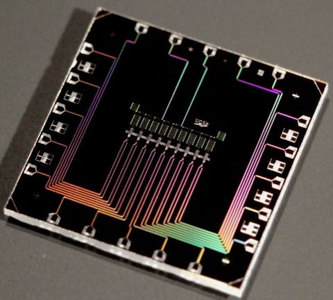 Quantumchip met negen qubits die de onderzoeksgroep van Martinis in 2015 ontwikkelde.