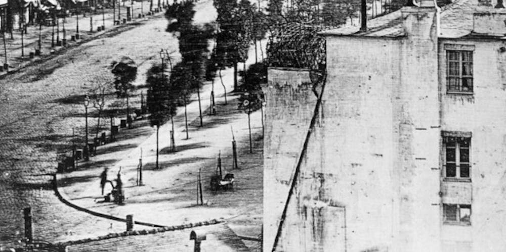 <p>Een foto uit 1838 van een straat in Parijs waarop voor het eerst een mens is vastgelegd.</p>