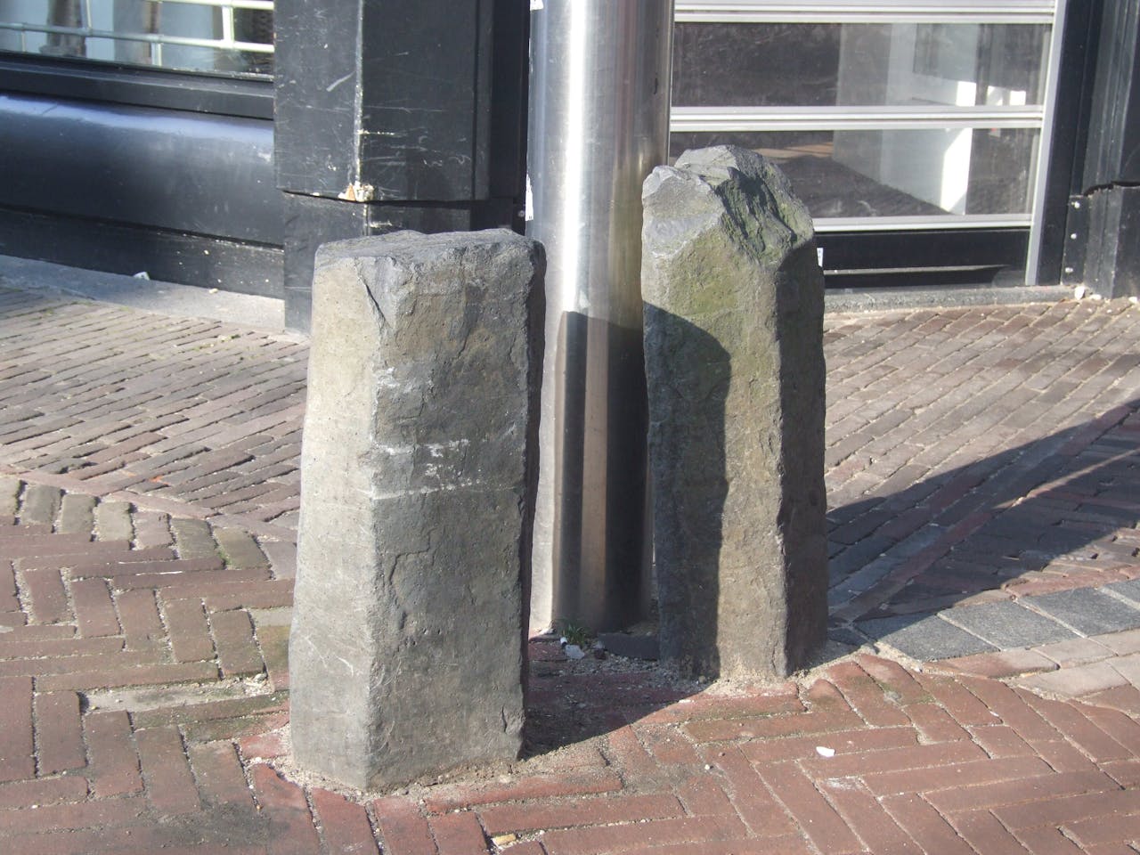 In Utrecht vinden we zuiltjes van basalt in het centrum, tussen de Mariastraat en de Mariaplaats en waar Achter de Dom overgaat in de Nieuwe Gracht. Deze zuiltjes zijn afkomstig uit de Eifel, het Siebengebirge en het Westerwald in Duitsland. Ze zijn er miljoenen jaren geleden gevormd tijdens vulkanische perioden. De vloeibare lava stolde, en door krimpscheuren in verticale richting in de lavastroom werden fraaie zeskantige zuilen gevormd.