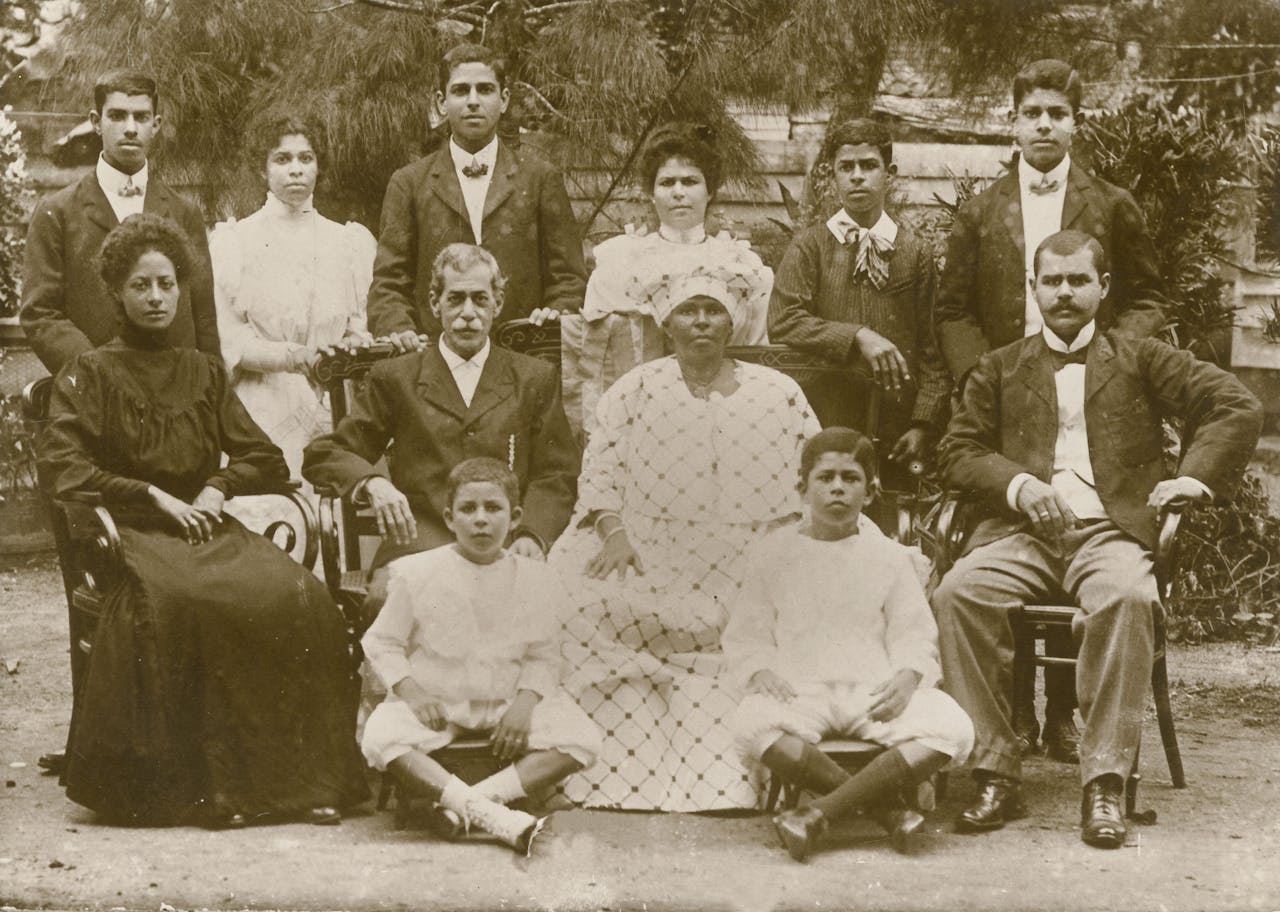 Een foto in sepia van de familie Fernandes-Vroom, een typisch Surinaams gemengd gezin.