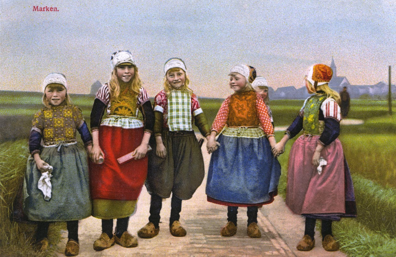 Een illustratie van kinderen op Marken. Zij dragen strakke mutsjes en klederdracht.