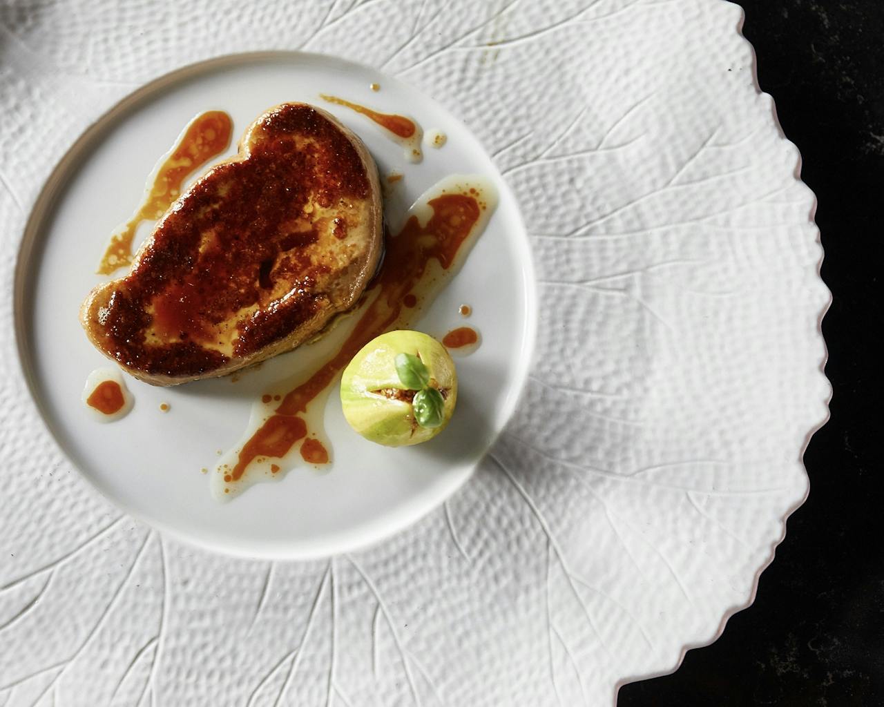 Foto van foie gras van Gourmey, gemaakt vanuit stamcellen, op een chique wit bord met jus
