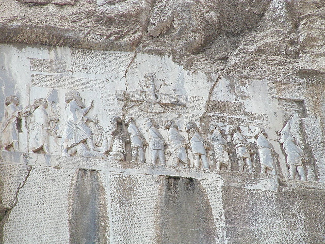 Darius I en gevangengenomen rebellenleiders uit Egypte. Zij kwamen in opstand tijdens het begin van zijn regeringsperiode. Of Petoebastis III hier ook bij staat is onbekend.