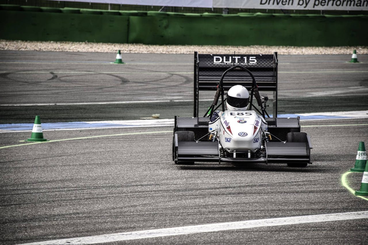 De pijlsnelle bolide DUT15 in actie op Hockenheim.