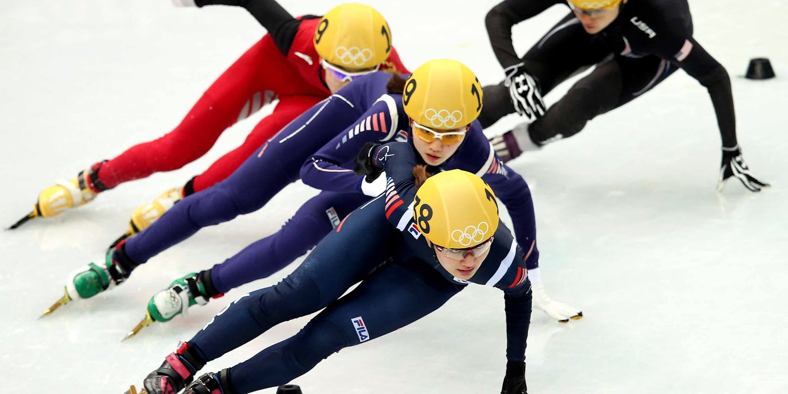 Vier shorttrackers op het ijs tijdens de Olympische Winterspelen van 2014 in Sochi, Rusland.