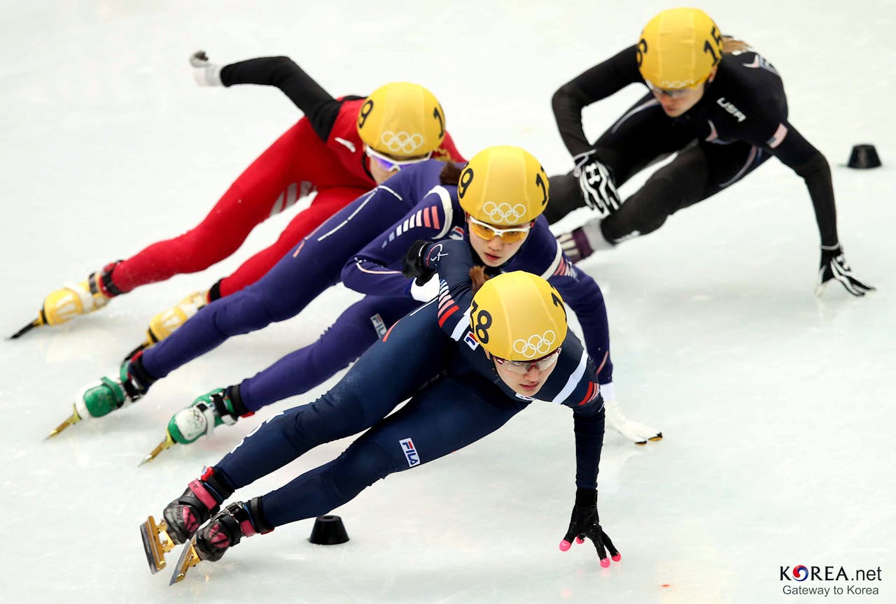 Vier shorttrackers op het ijs tijdens de Olympische Winterspelen van 2014 in Sochi, Rusland.