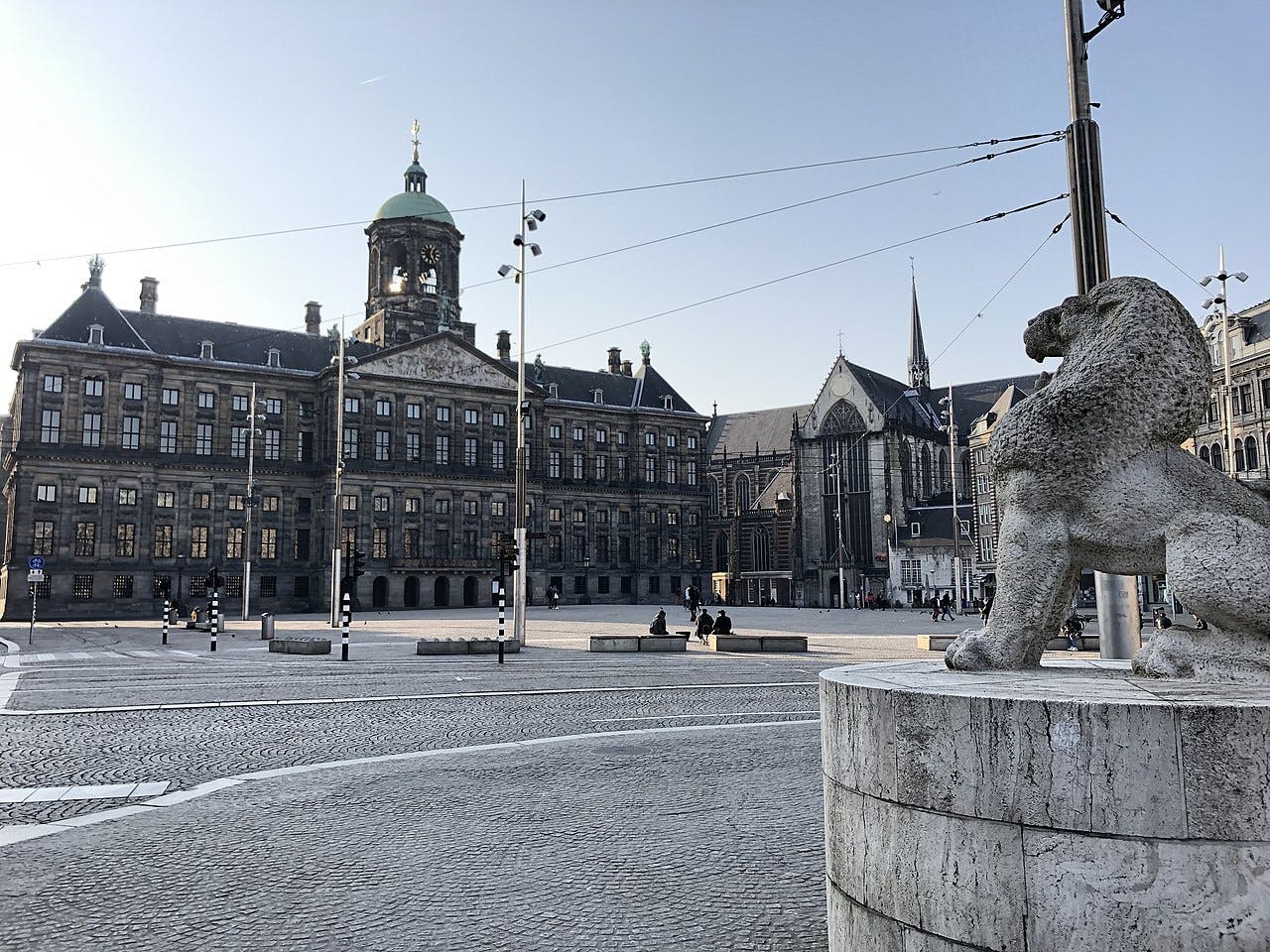 Een foto van de Dam in Amsterdam.