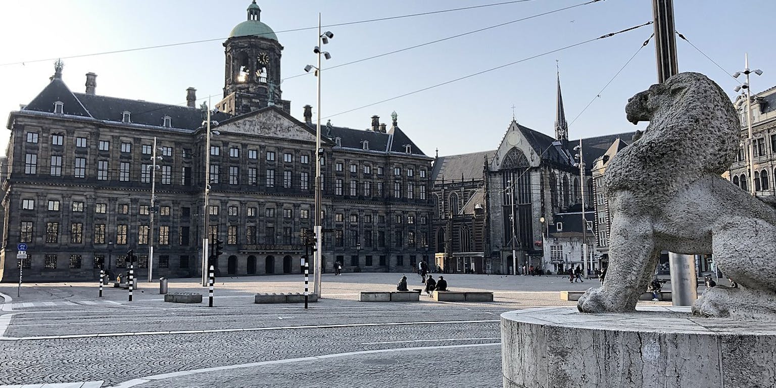 Een foto van de Dam in Amsterdam.