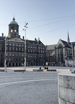 Een foto van de Dam in Amsterdam.