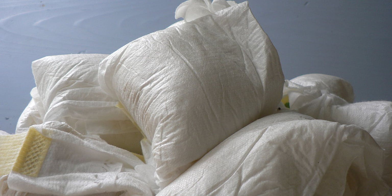 Een stapel met luierzakken op een tafel.