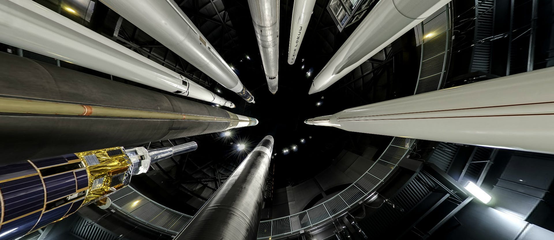 Meerdere raketten van onder gefotografeerd