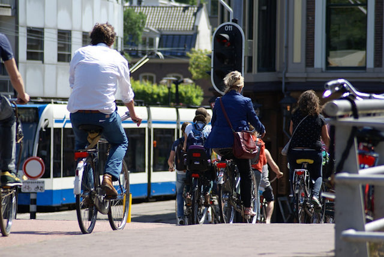 Met z’n allen door rood fietsen is geen automatische imitatie van elkaar beweging, maar een sociaal fenomeen.