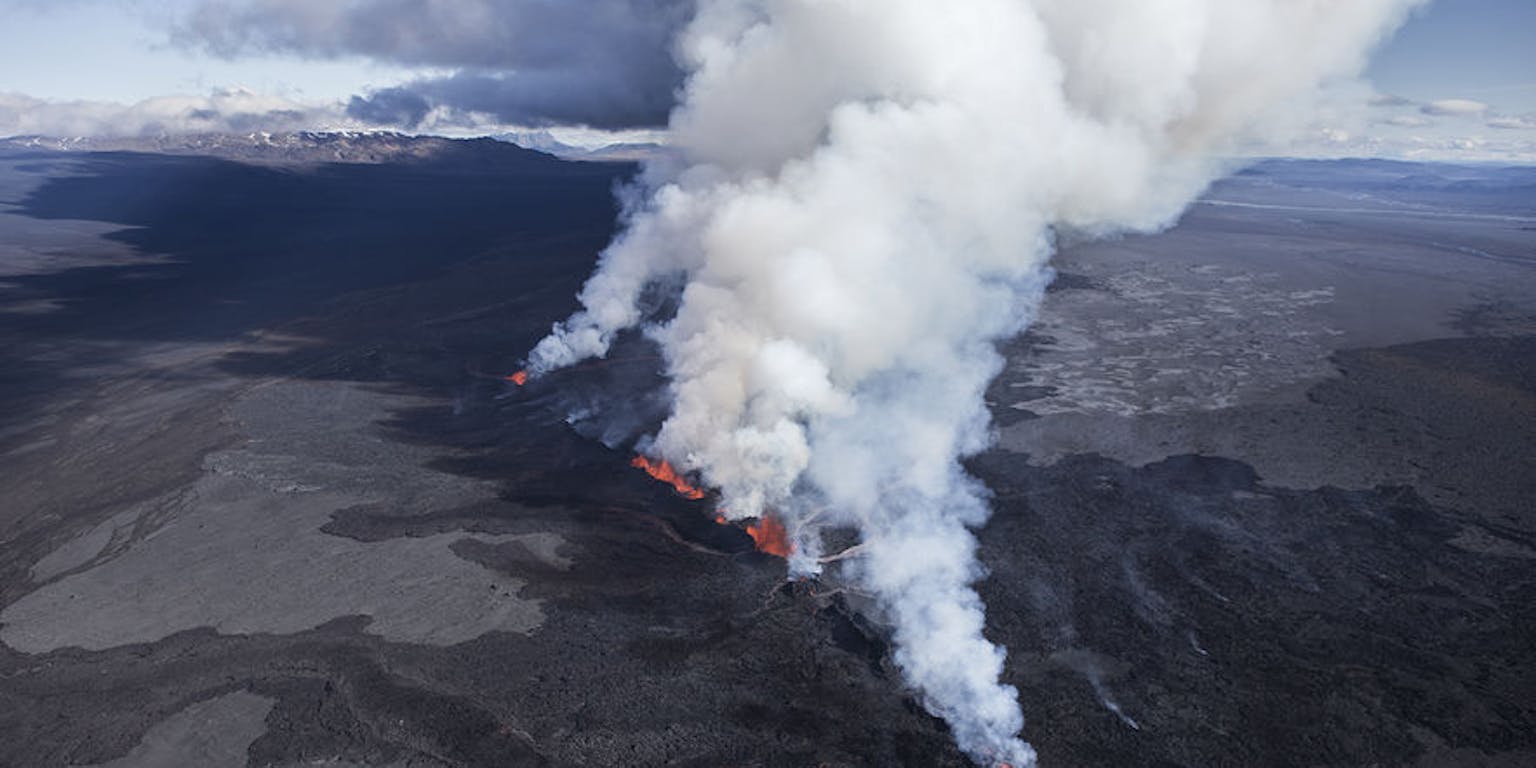 Een luchtfoto van een lavastroom in IJsland.