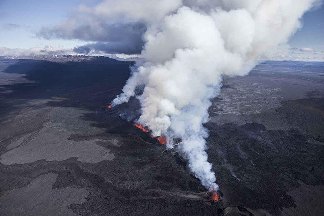 Een luchtfoto van een lavastroom in IJsland.