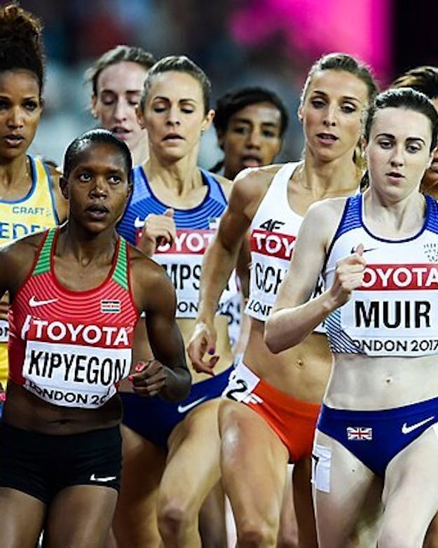 Faith Kipyegon in actie tijdens de finale van het WK op de 1500 meter in Londen. Vrouwelijke hardlopers in actie