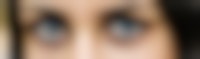 Een close-up van twee blauwe ogen.