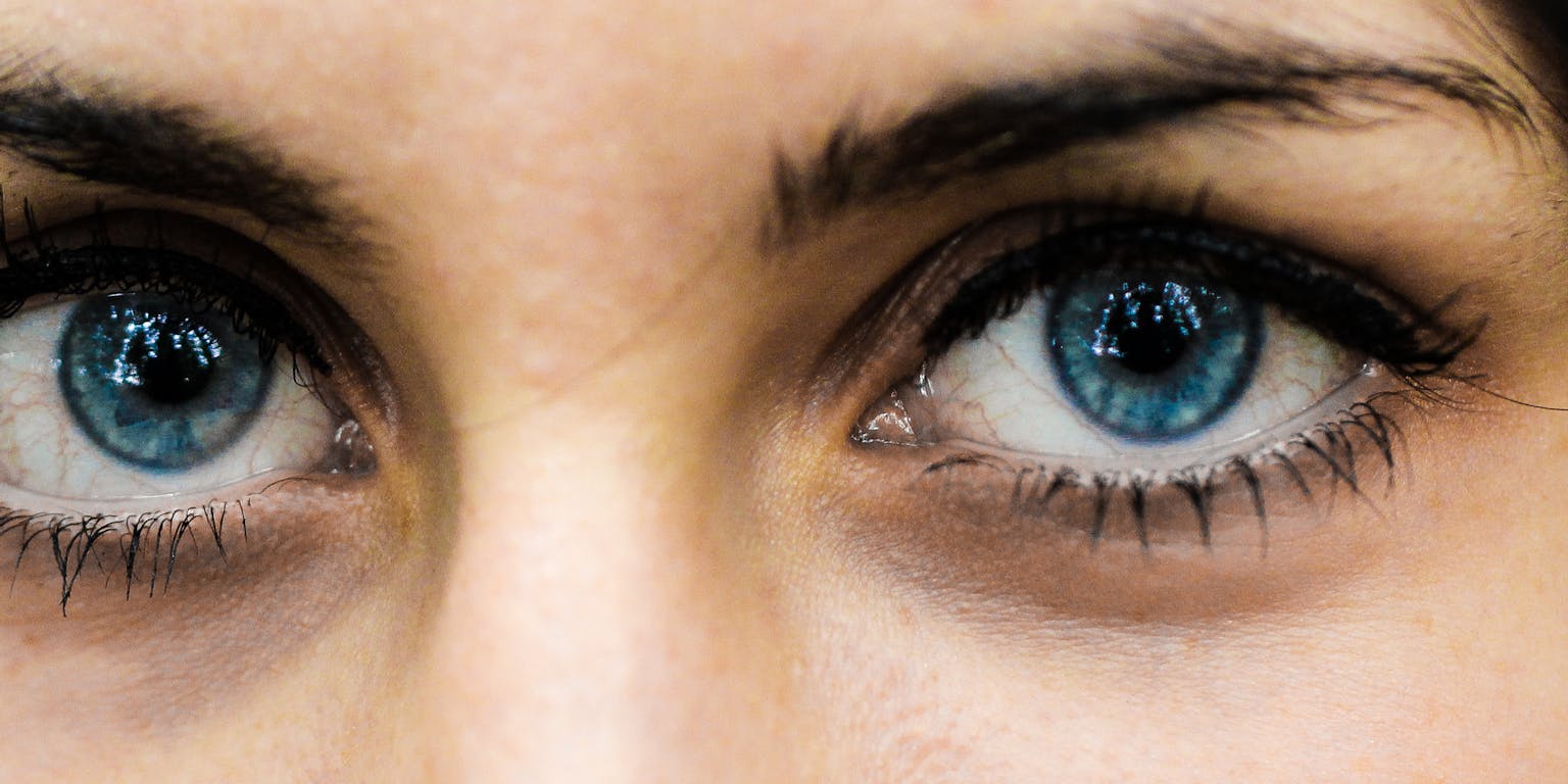 Een close-up van twee blauwe ogen.