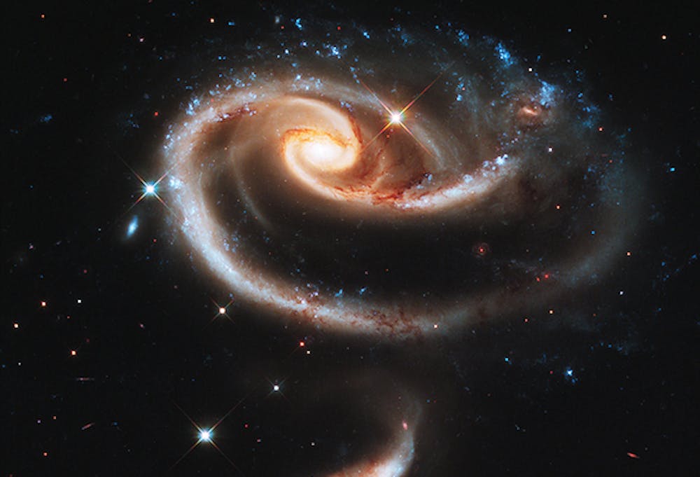 <p>Sterrenstelsel <span class="caps">UGC</span> 1810 gezien door Hubble. Een naburig sterrenstelsel verstoord de spiraalstructuur van het stelsel.</p>