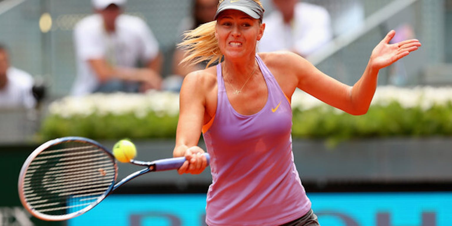 Maria Sharapova is aan het tennissen. Ze heeft een racket in haar hand.