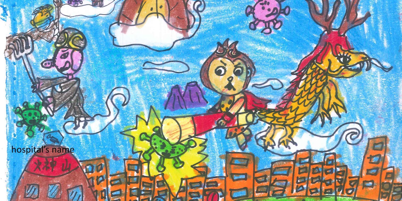 Tekening gemaakt door een Chinees meisje van negen, met mensfiguren, een draak (fantasie), het coronavirus, gezondheidszorg (ziekenhuis en brancard) en gezondheidszorgmedewerker.