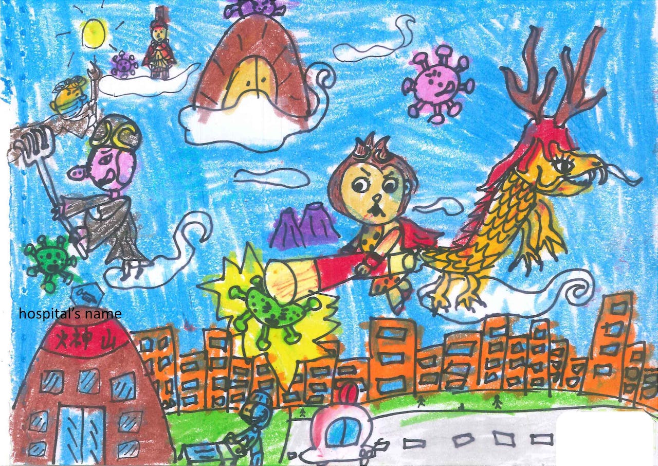 Tekening gemaakt door een Chinees meisje van negen, met mensfiguren, een draak (fantasie), het coronavirus, gezondheidszorg (ziekenhuis en brancard) en gezondheidszorgmedewerker.