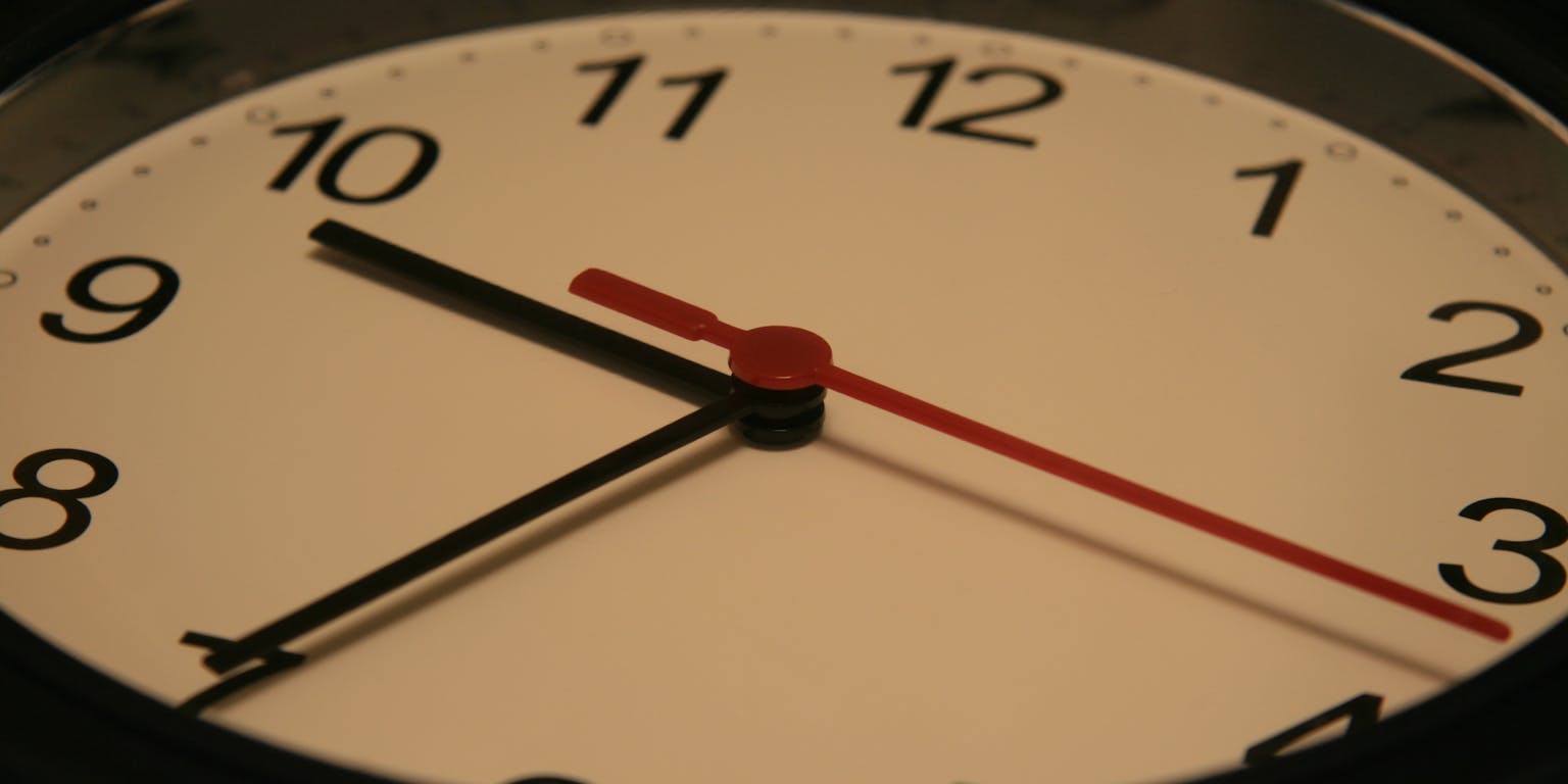 Een close-up van een klok.