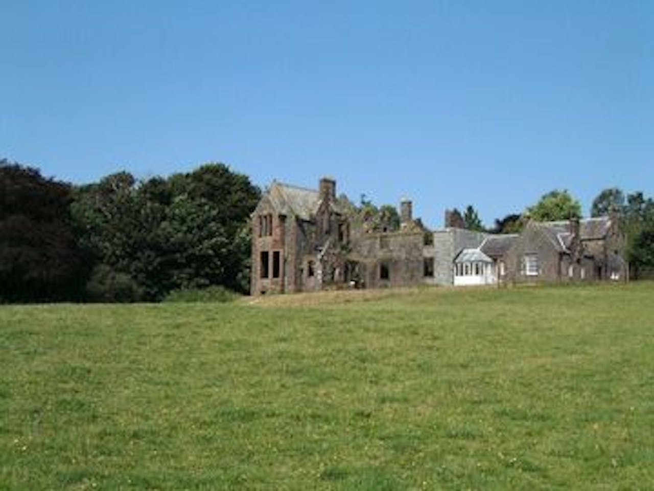 Glanlair House gezien vanaf een afstand met een groot grasveld