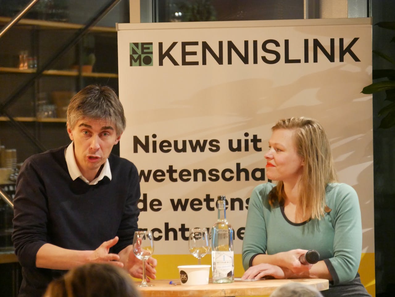 Spreker Oscar Gelderblom vertelt over de opkomst van banken en hun verdienmodel tijdens de jaren 60. Hij doet onderzoek naar oude kasboekjes in Nederland. Heb je vragen of wil je zelf een kasboekje doneren? Stuur een e-mail.
