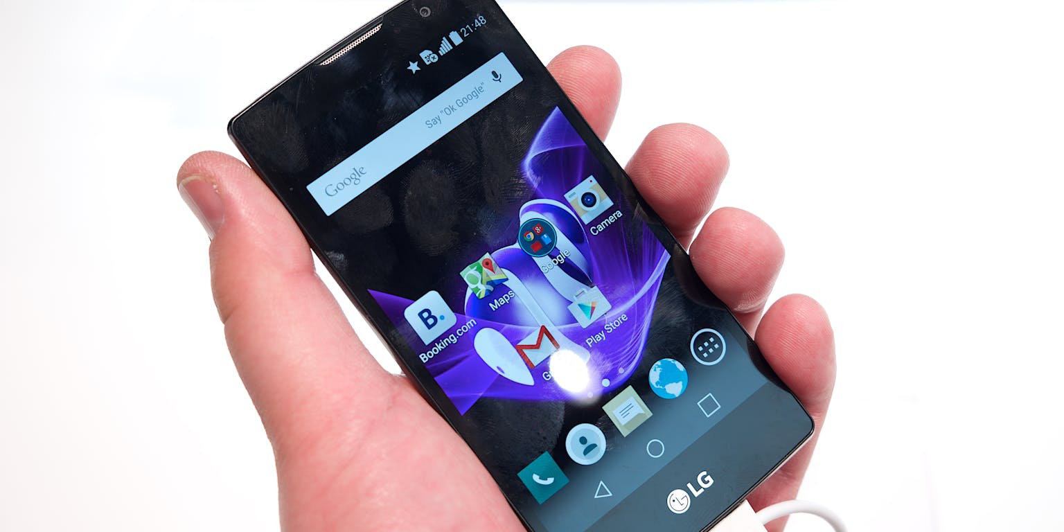 Een hand die een smartphone vasthoudt op een witte achtergrond.