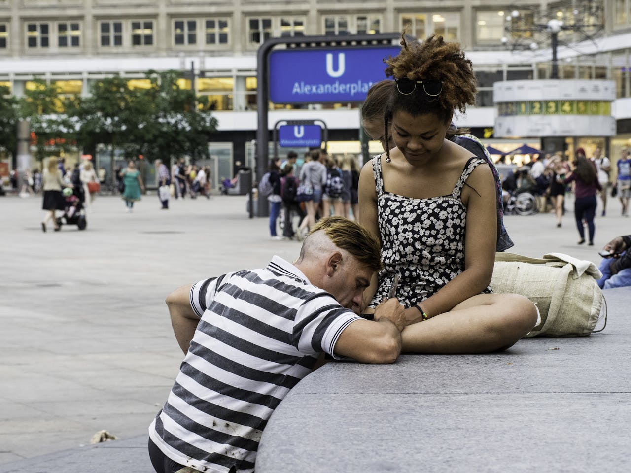 Mensen op de Alexanderplatz in Berlijn.