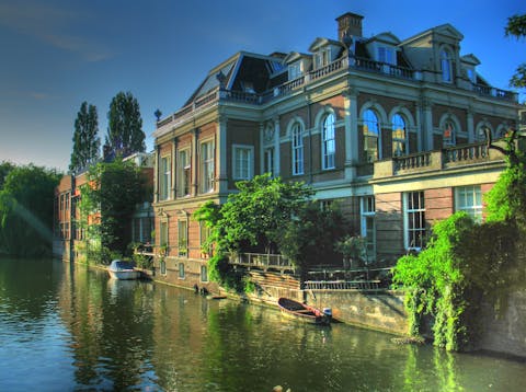 Villa Einstein is een voormalig gebouw van de Universiteit van Amsterdam, waar Albert Einstein ooit les gaf. Een statige villa ligt direct aan het water.