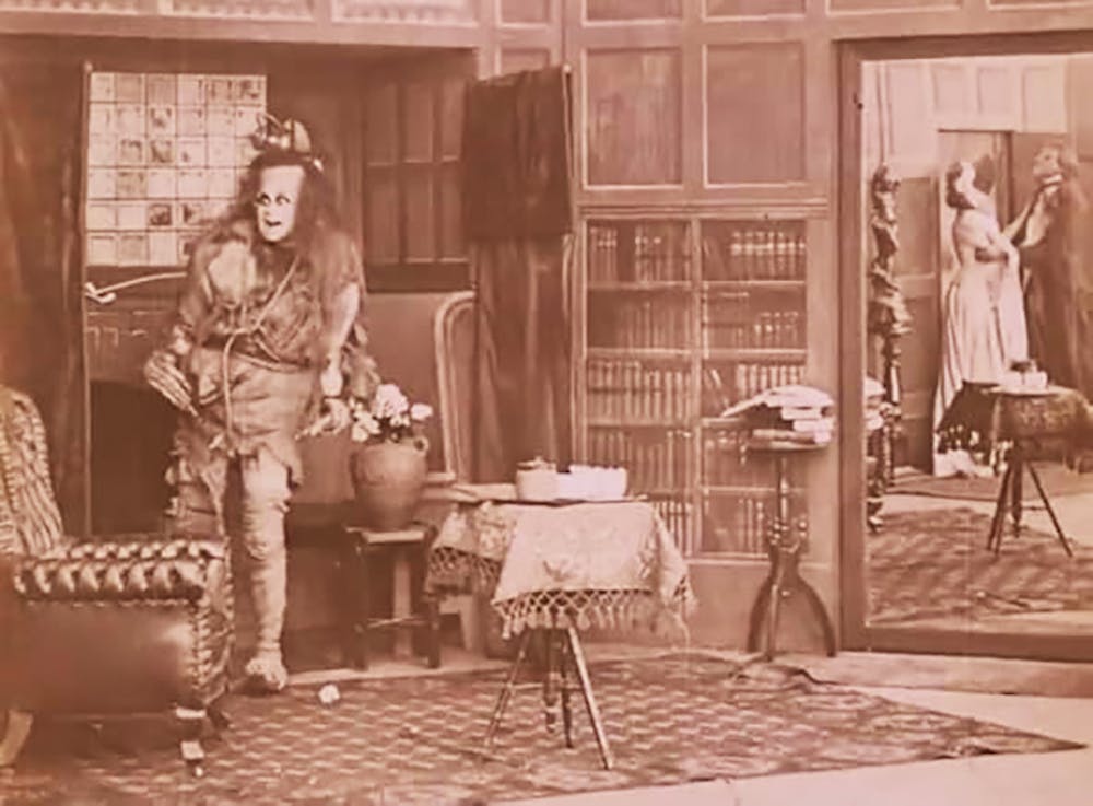 <p>Filmstill uit Frankenstein (1910) toont het monster van Frankenstein in de woonkamer van zijn schepper.</p> Filmstill uit Frankenstein (1910) toont het monster van Frankenstein in de woonkamer van zijn schepper