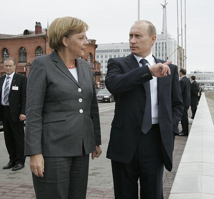 Angela Merkel (links) en Vladimir Poetin (rechts), samen op de foto tijdens een staatsbezoek aan de Russische stad Tomsk.