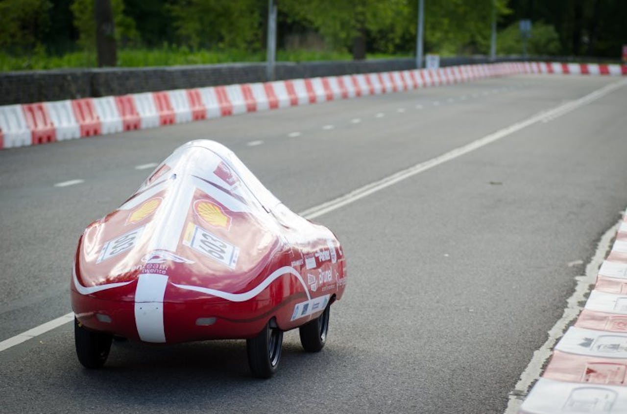 De rood-witte auto van Green team Twente.