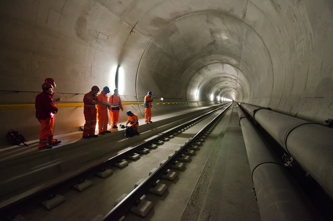 Technici aan het werk in de Gotthard-basistunnel.