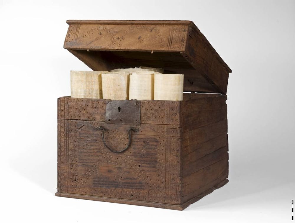 <p>Kistje voor rollen papyrus. Hout en brons, Egypte, datering onbekend </p>