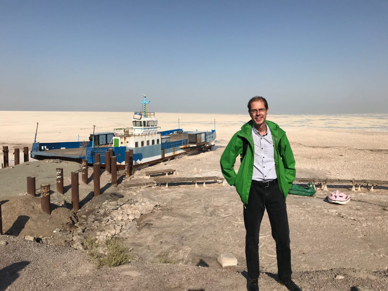 Arjen Hoekstra is professor Watermanagement. Hij staat voor het meer Urmia in Iran. Het meer was het grootste in het Midden-Oosten, maar is aan het krimpen door onder meer landbouw.