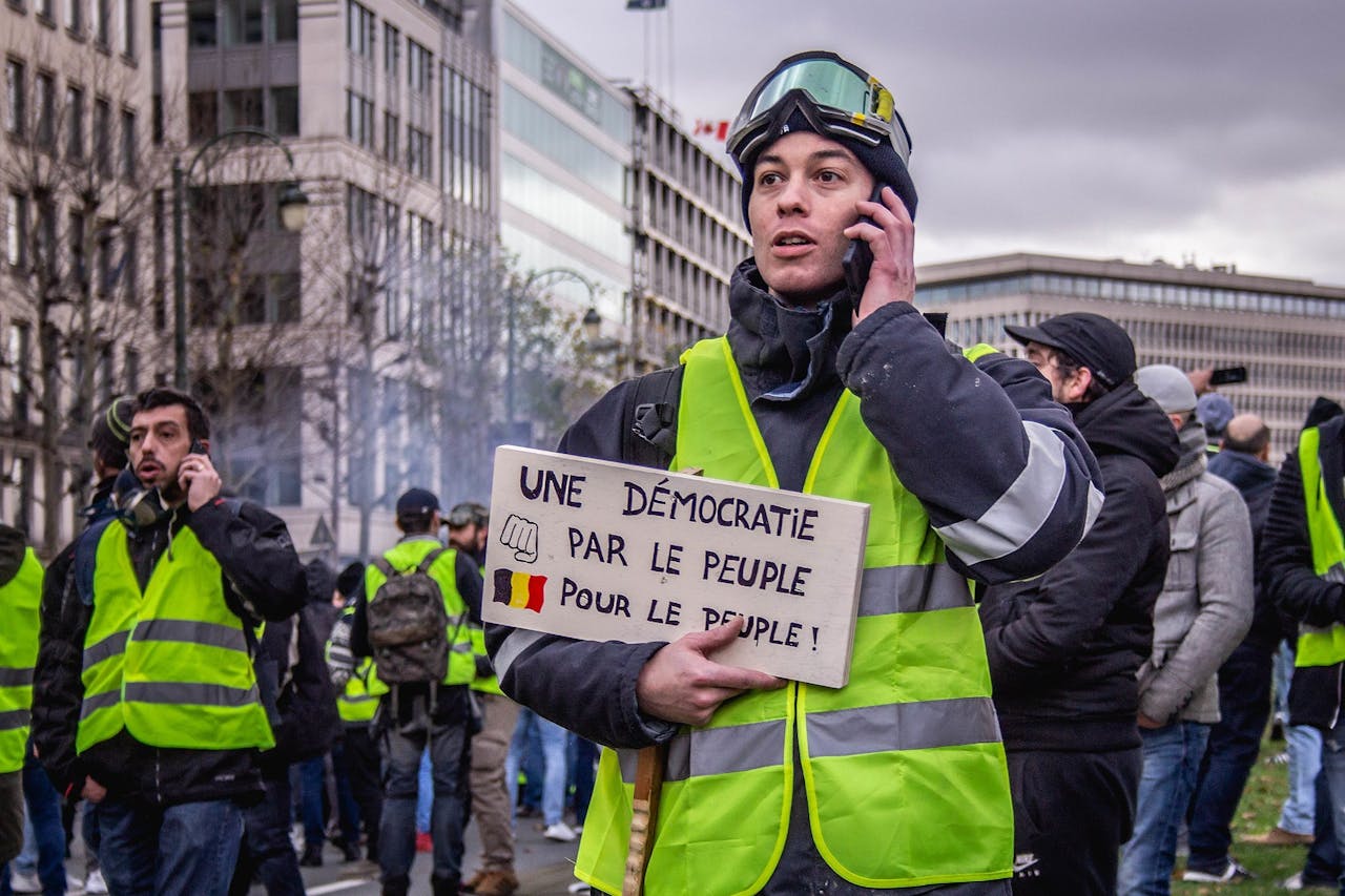 Een groep 'gele hesjes' protesteert in België. De gele hesjes-beweging ontstond in 2018 in Frankijk. Zij demonstreerden tegen de grote accijnsverhogingen op brandstof en de gestegen kosten voor levensonderhoud.