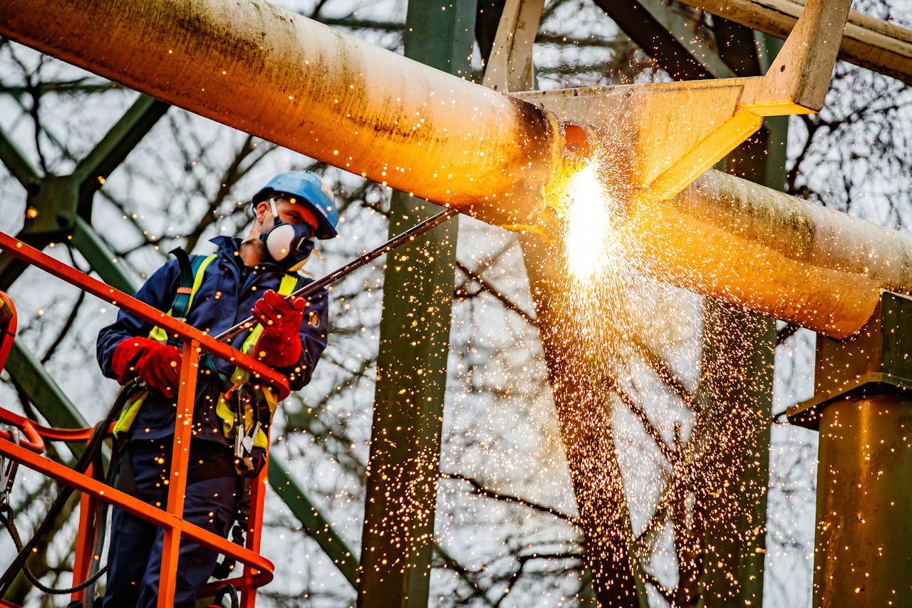 Een technische medewerker renoveert de Python, een achtbaan in attractiepark de Efteling.