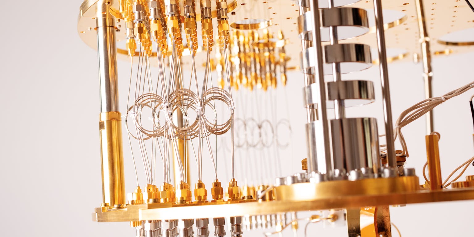 Een close-up van een quantum computer met veel draden en gouden elementen.