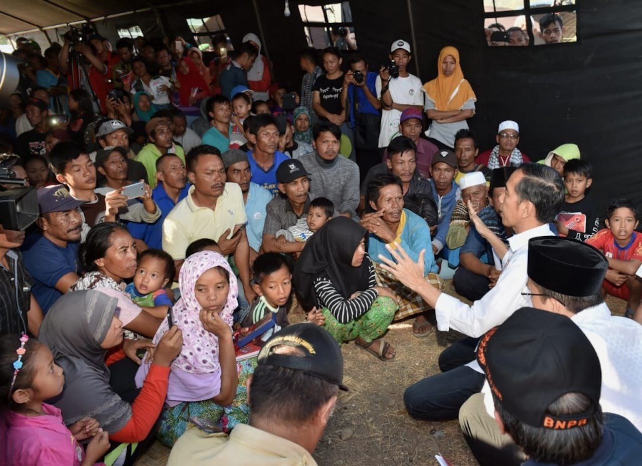 President Joko Widodo van Indonesië spreekt ontheemden toe, 30 juli 2018 Joko Widodo, president van Indonesië, spreekt met mensen die getroffen zjn door de aardbeving op Lombok in 2018.