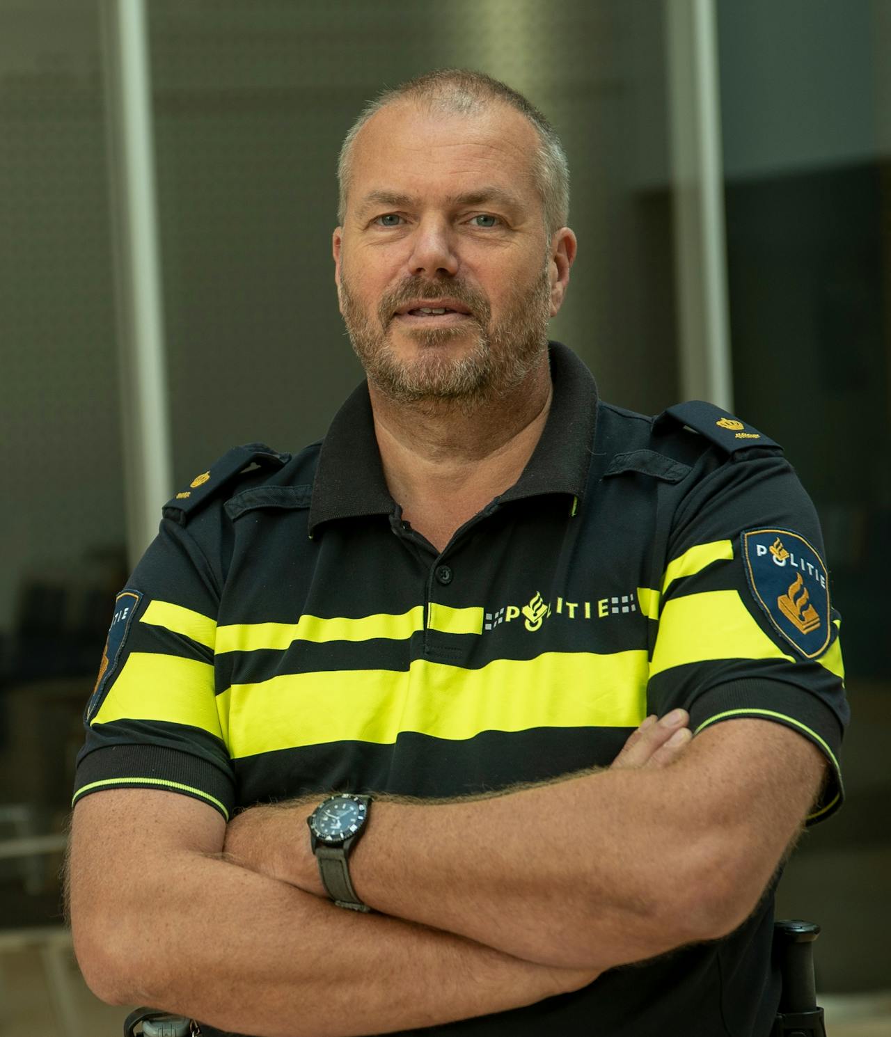 Een kleurenfoto van Mark Wiebes in zijn politie uniform.