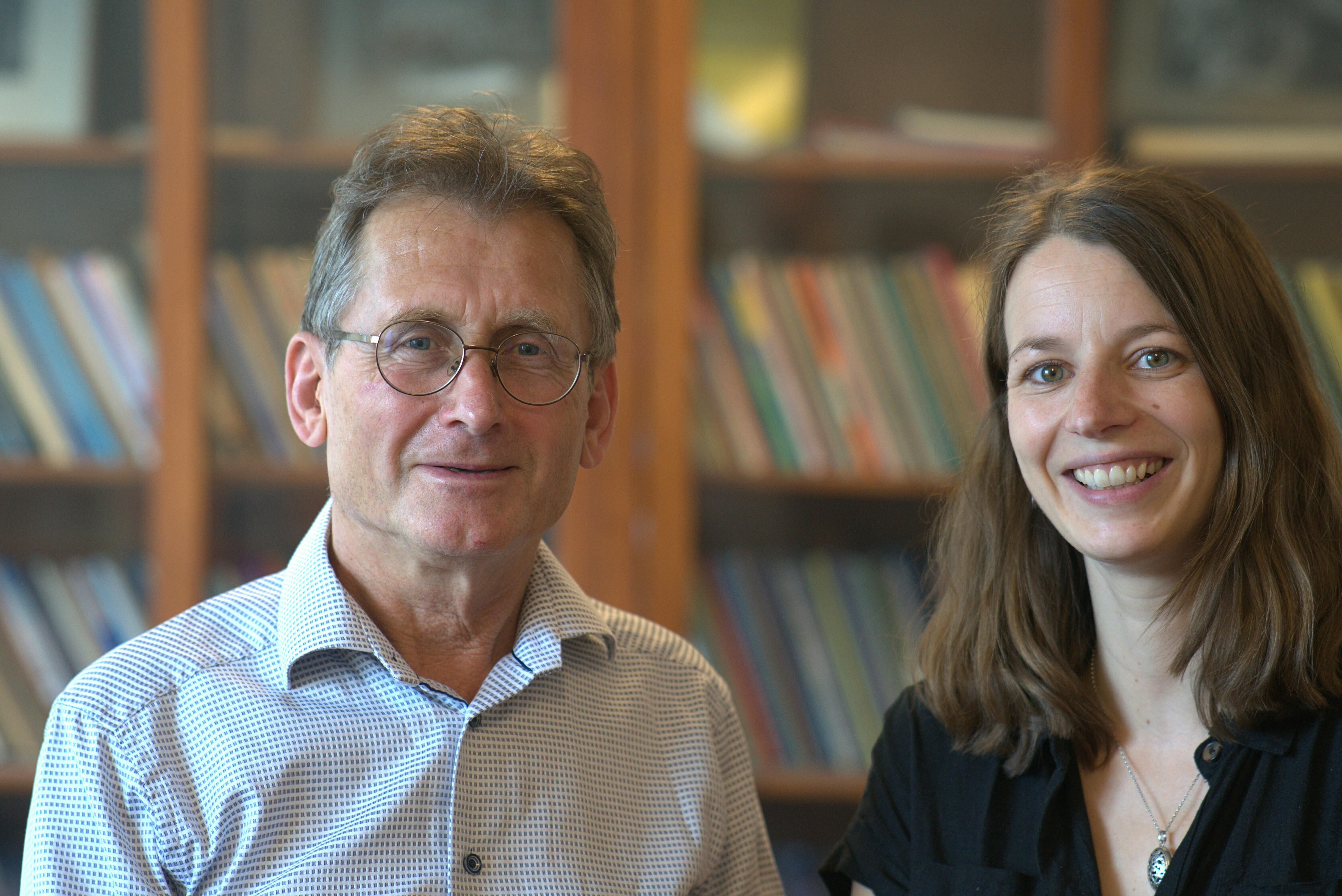 Ben Feringa en Anouk Lubbe, auteurs van het boek 'Alledaagse moleculen'.