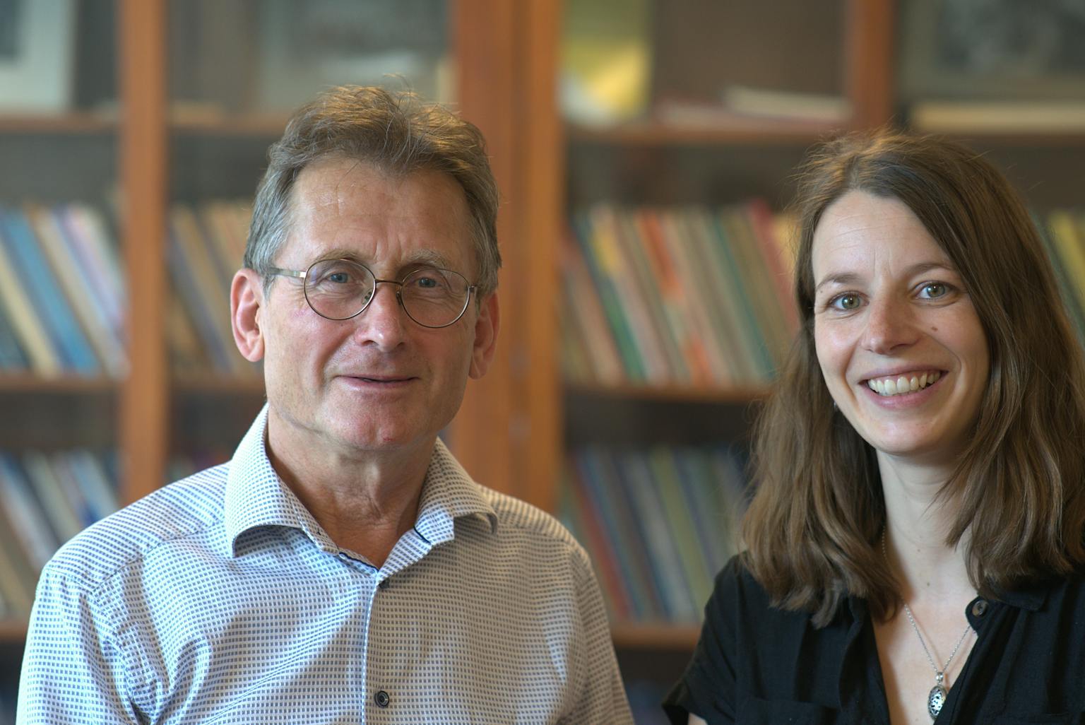 Ben Feringa en Anouk Lubbe, auteurs van het boek 'Alledaagse moleculen'.