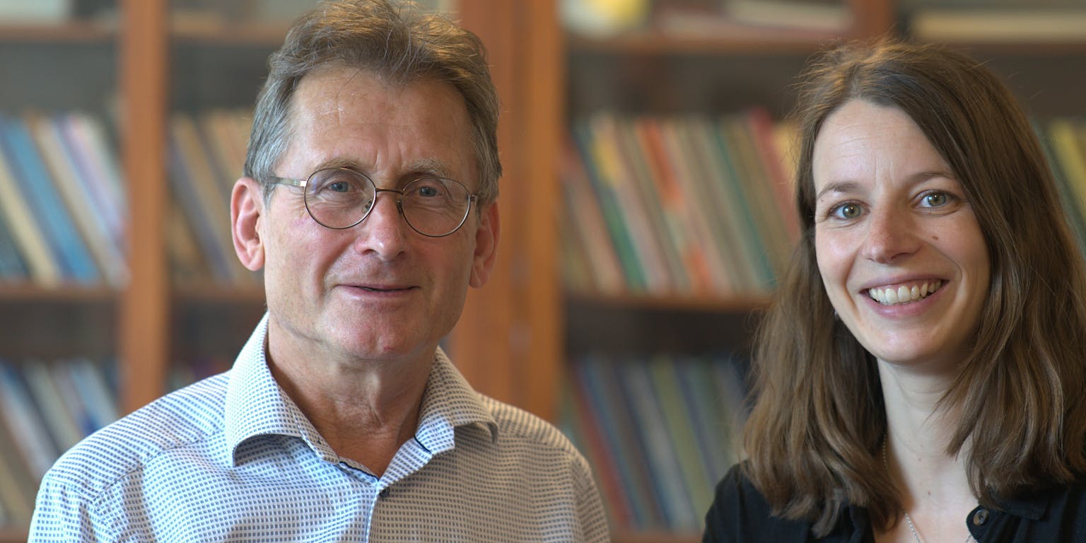 Ben Feringa en Anouk Lubbe, auteurs van het boek 'Alledaagse moleculen'.