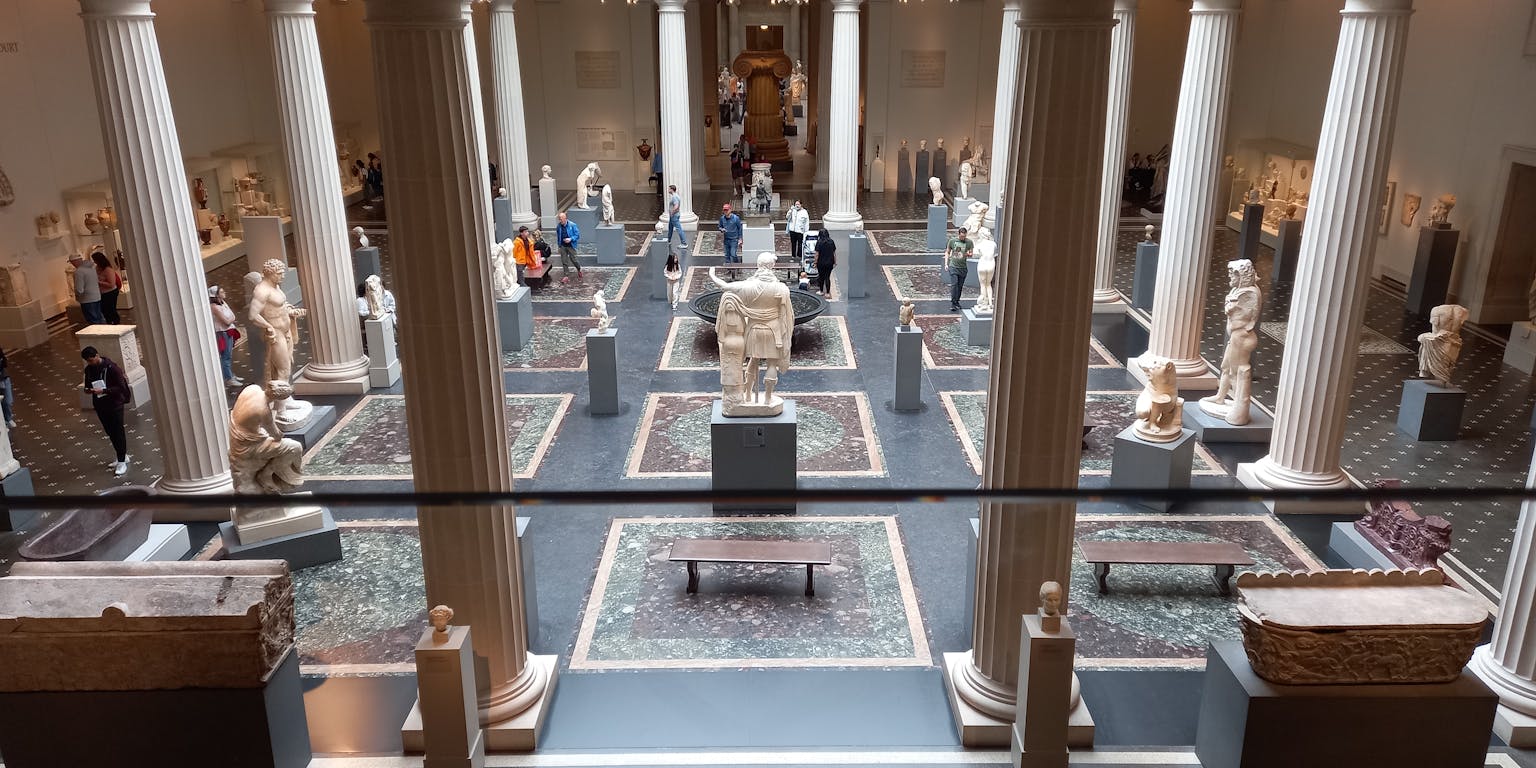 Een museumzaal vol met beelden.