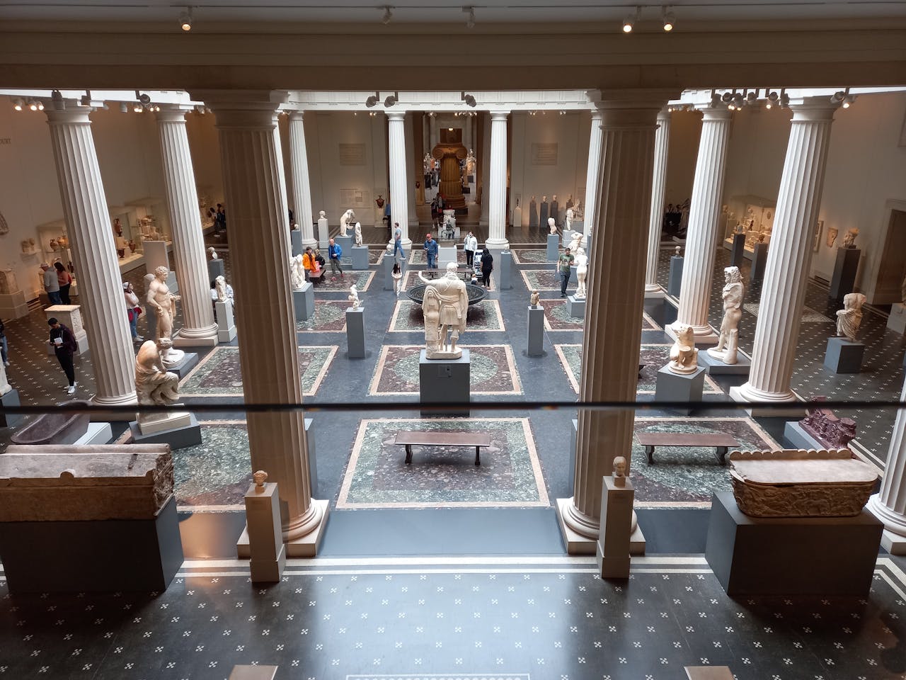 Een museumzaal vol met beelden.