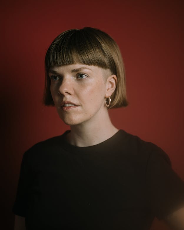 Lotte Spreeuwenberg: “We zouden meer mogen voelen en onderzoeken wat die gevoelens ons vertellen, zodat we daar vervolgens iets mee kunnen doen.” Portret van Lotte Spreeuwenberg