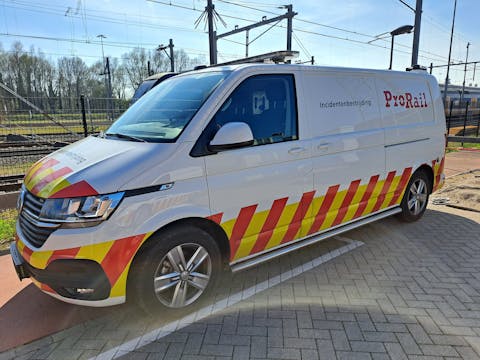 Het kenmerkende busje van de afdeling ICB van ProRail. Een foto van een busje van de afdeling Incidentenbestrijding van ProRail. Het witte busje is herkenbaar aan de wit/gele strepen aan de zijkant