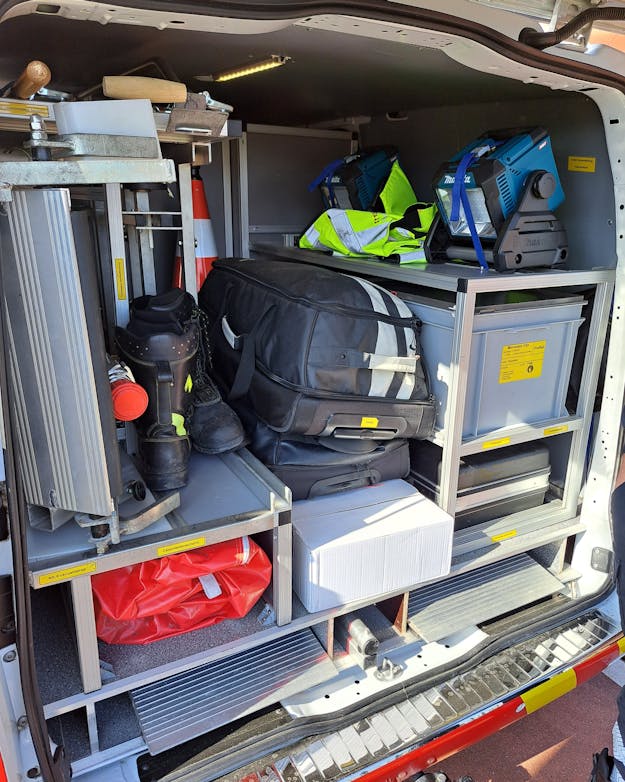 Binnenkant van een ICB-busje, vol met allerhande spullen om de meest uiteenlopende calamiteiten het hoofd te kunnen bieden. Binnenkant van een ICB-busje, vol met allerlei spullen om allerlei calamiteiten het hoofd te kunnen bieden.